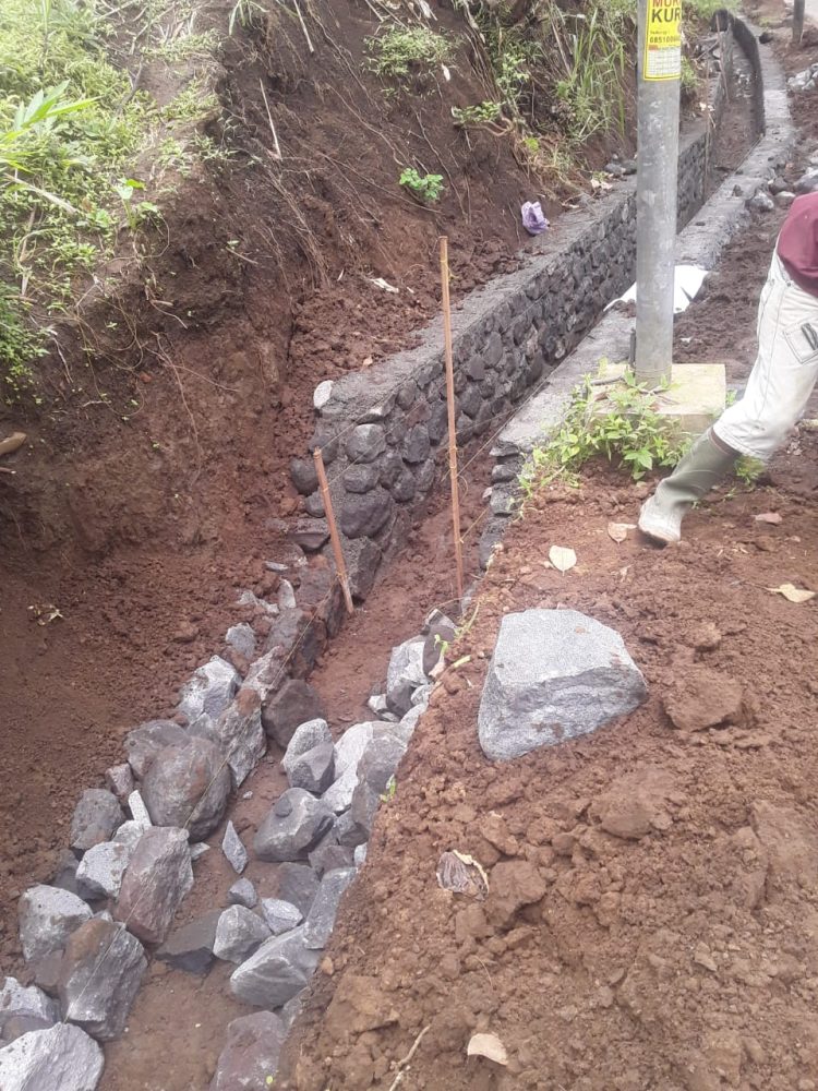 PEMBANGUNAN PROYEK DRAINASE DI KABUPATEN MALANG TANPA PAPAN NAMA