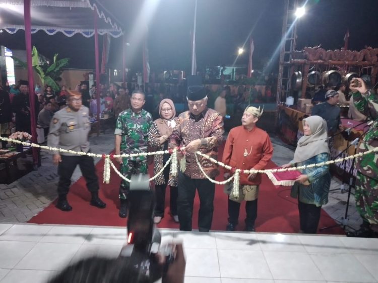 PERESMIAN KANTOR DESA AMPELDENTO DENGAN PAGELARAN WAYANG KULIT CERITA SESAJI ROJO SUYO DALANG TANTUT SUKAMTO DARI KARANG PLOSO
