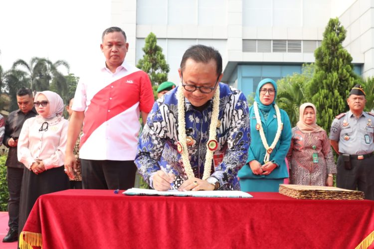 Sertijab Wali Kota Bekasi Kepada Pj. Wali Kota Bekasi di Plaza Pemerintah Kota Bekasi*