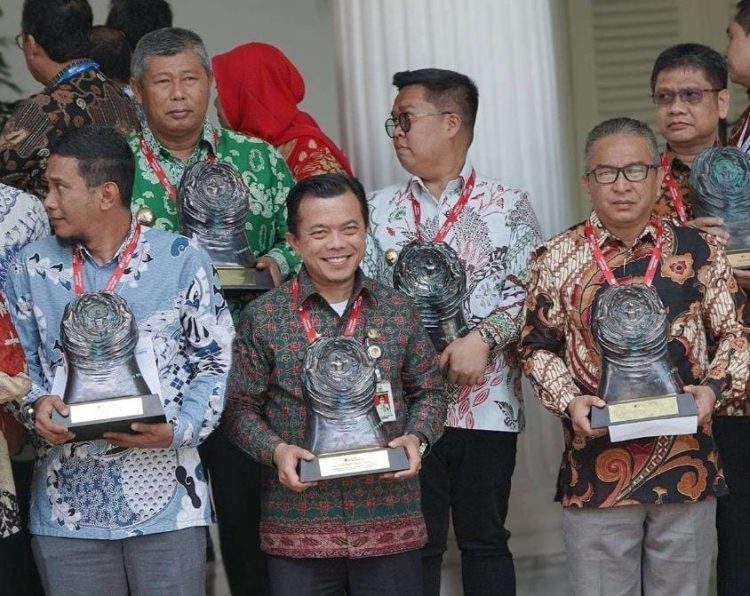 Bertabur Penghargaan Yang Diterima Gubernur Jambi
