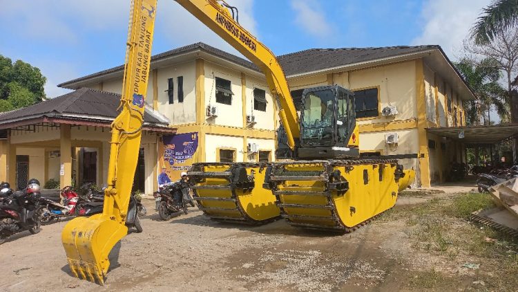 PUPR Tanjabbar Kembali Datangkan Excavator Amphibi Baru
