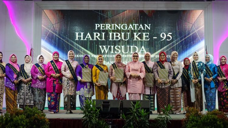 Peringatan Hari Ibu ke 95 Tingkat Jabar, Yolla Gani Hadir Dalam Wisuda Sekoper Cinta Tahun 2023.