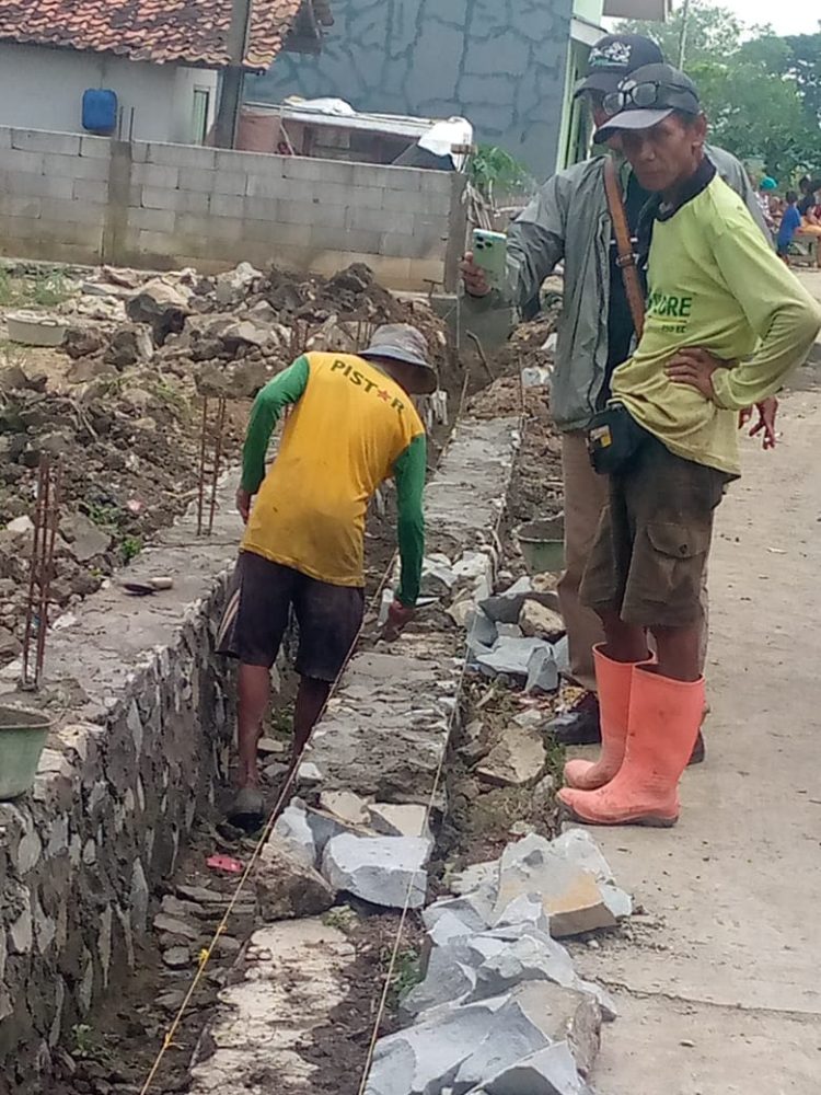 PROYEK PEMBANGUNAN PENURAPAN DI DUSUN RAWASARI RT 007 RW 003 DESA GOMBONG SARI DIDUGA TIDAK TRANSFARAN