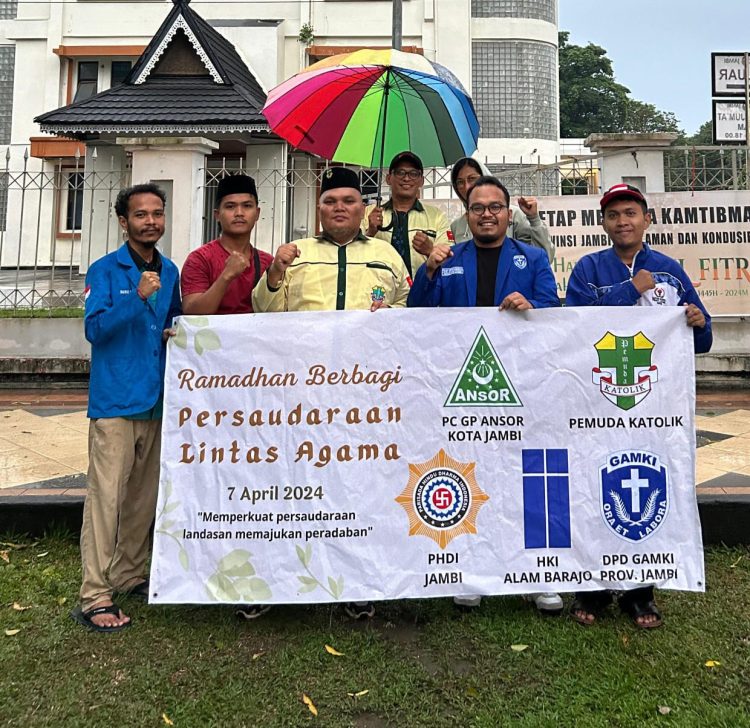 Kolaborasi Lintas Agama, Pemuda bagikan Takjil kepada masyarakat Kota Jambi