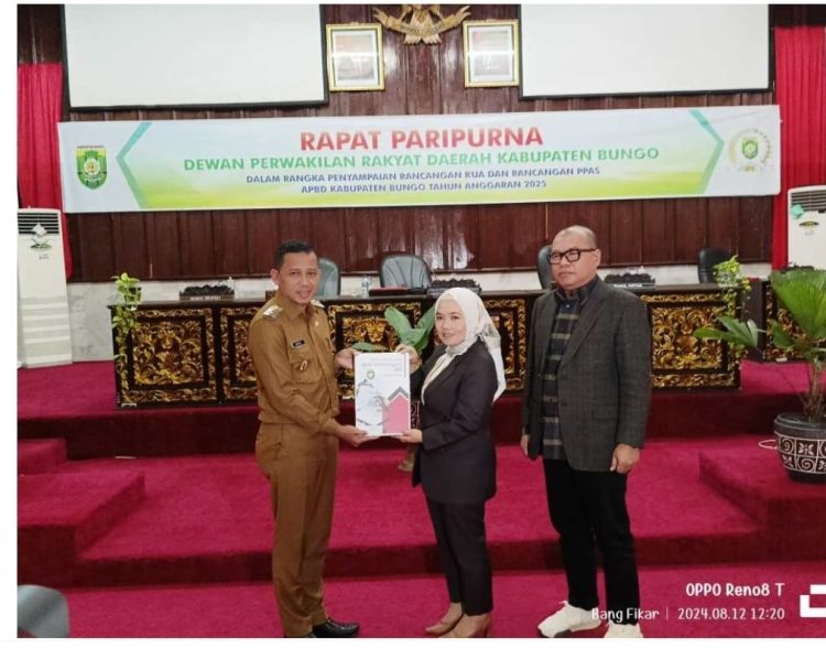 Wakil Bupati Bungo H.Safrudin Dwi Aprianto,S.Pd.,MM Menghadiri rapat paripurna DPRD Dalam rangka penyampaian Rancangan KUA dan rancangan PPAS APBD Kabupaten Bungo Tahun anggaran 2025.