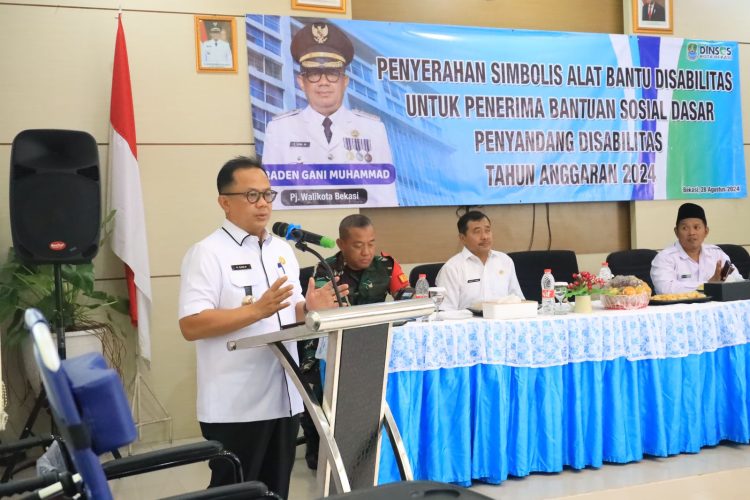 Peduli Disabilitas, Pemerintah Kota Bekasi Serahkan Bantuan Sosial Dasar