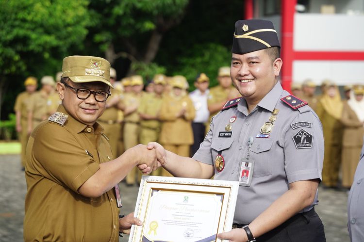 Apel Senin Pagi, Pj. Wali Kota Bekasi Berikan Apresiasi Bagi Calon PPPK dengan Nilai Ujikom Tertinggi