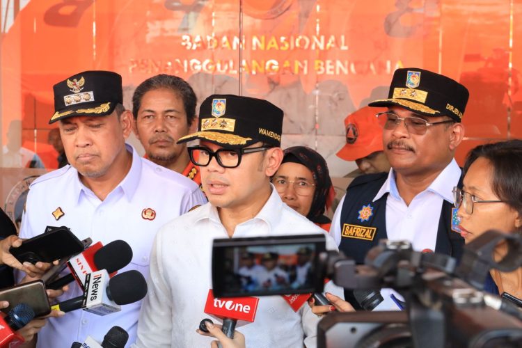 Dapat Bantuan, Wali Kota Bekasi Tri Mendata Korban Banjir Sesuai Kriteria